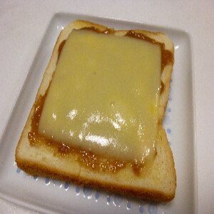 朝食に♪甘辛胡桃みそだれチーズトースト